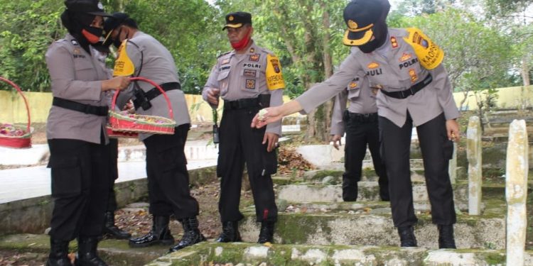 Sambut Hari Bhayangkara, Kapolres Padangsidimpuan Ziarah ke Makam Pahlawan