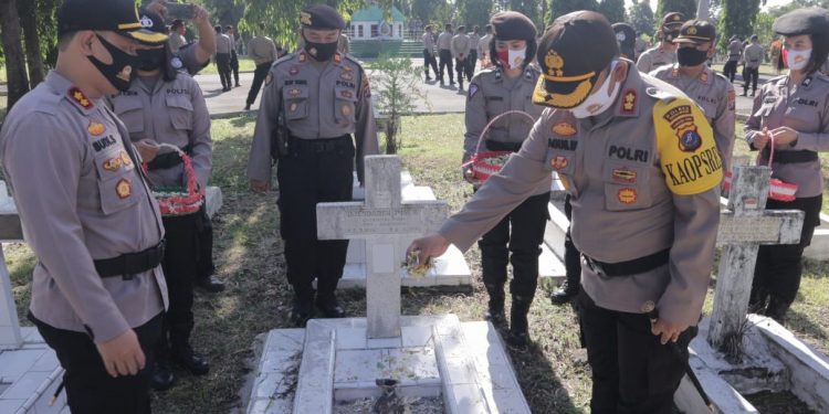 Sambut HUT Ke-74 Bhayangkara, Polres Pematangsiantar dan Simalungun Ziarah di Taman Makam Pahlawan Sambut HUT Ke-74 Bhayangkara, Polres Pematangsiantar dan Simalungun Ziarah di Taman Makam Pahlawan