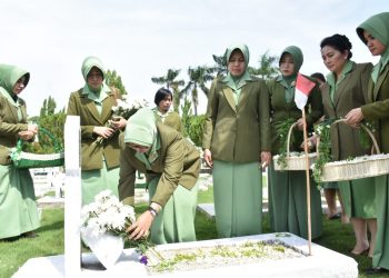 Sambut Hut Ke-73, Persit Kartika Candra Kirana Bukit Barisan Jiarahi Makam Pahlawan