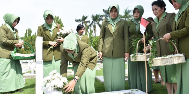 Sambut Hut Ke-73, Persit Kartika Candra Kirana Bukit Barisan Jiarahi Makam Pahlawan Sambut Hut Ke-73, Persit Kartika Candra Kirana Bukit Barisan Jiarahi Makam Pahlawan