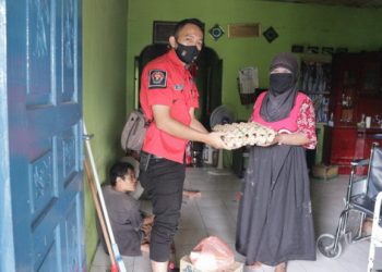Peduli Warga Terdampak Covid-19, Personil Humas Polres Simalungun Bagikan Kebutuhan Pokok
