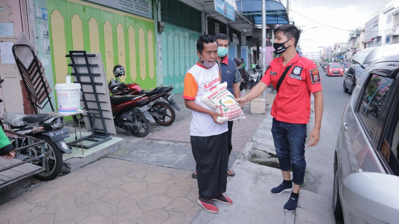 Peduli Warga Terdampak Covid-19, Personil Humas Polres Simalungun Bagikan Kebutuhan Pokok