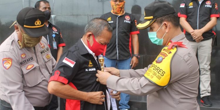 AKBP Ikhwan Bagikan Vitamin C dan Seragam Unit Mitra Polres Batubara