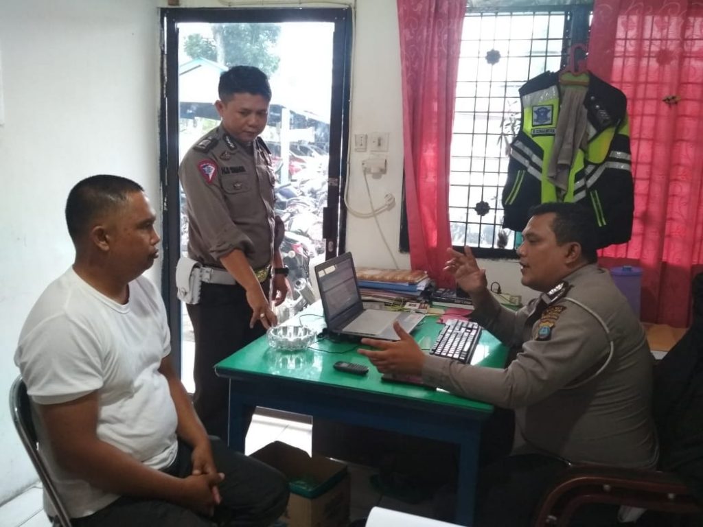 PNS Simalungun Jon Margomgom Sitorus Tabrak Lari Dwi Ardi dan Anaknya PNS Simalungun Jon Margomgom Sitorus Tabrak Lari Dwi Ardi dan Anaknya