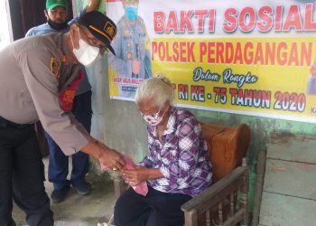 Kapolsek Perdagangan Bagikan Sembako kepada Warga Terdampak Pandemi Covid-19
