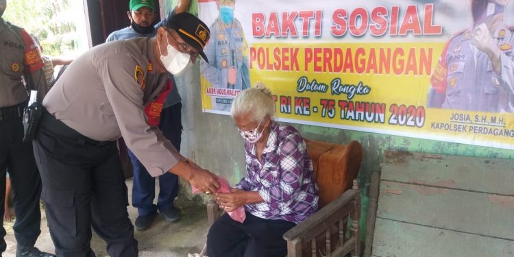Kapolsek Perdagangan Bagikan Sembako kepada Warga Terdampak Pandemi Covid-19 Kapolsek Perdagangan Bagikan Sembako kepada Warga Terdampak Pandemi Covid-19