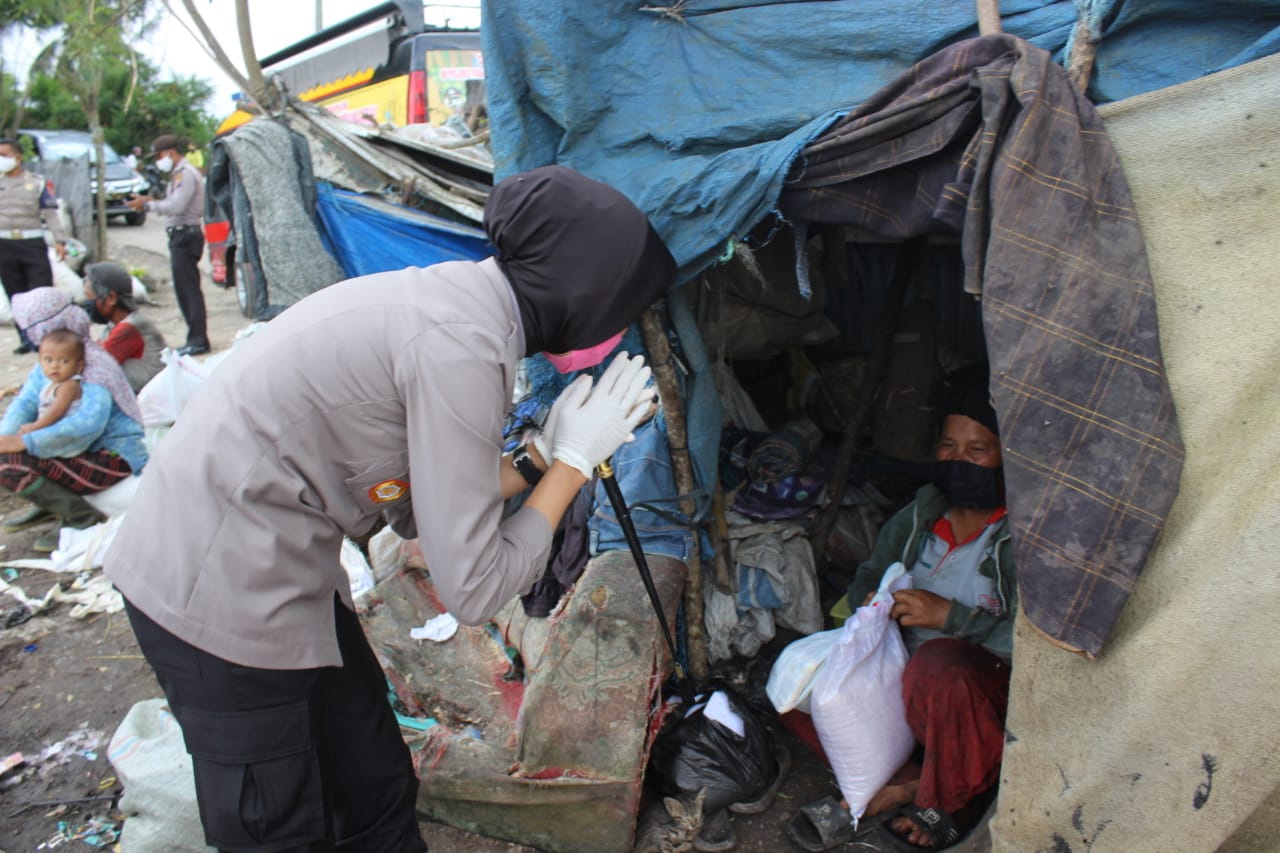 Polwan Cantik, AKBP Juliani Prihartini Temui Warga di Antara Tumpukan Sampah
