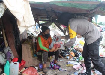 Polwan Cantik, AKBP Juliani Prihartini Temui Warga di Antara Tumpukan Sampah