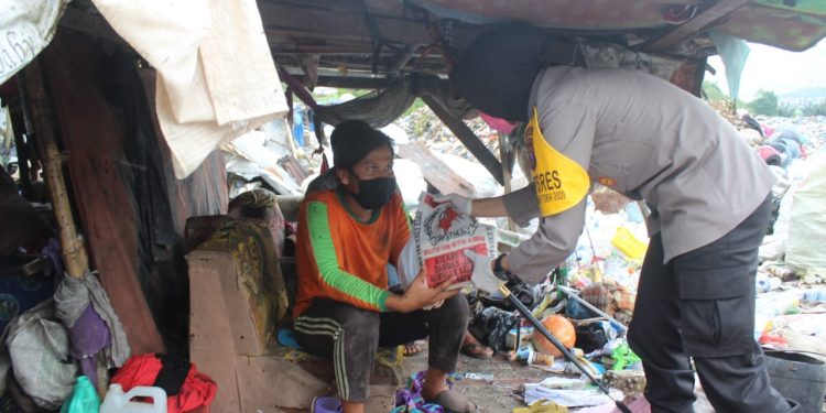 Polwan Cantik, AKBP Juliani Prihartini Temui Warga di Antara Tumpukan Sampah Polwan Cantik, AKBP Juliani Prihartini Temui Warga di Antara Tumpukan Sampah