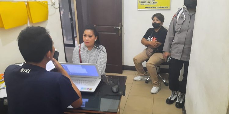 Kabar Penculikan Anak di Siantar Viral, Pemilik Akun FB Munaroh Berikan Kesaksian di Kantor Polisi Kabar Penculikan Anak di Siantar Viral, Pemilik Akun FB Munaroh Berikan Kesaksian di Kantor Polisi