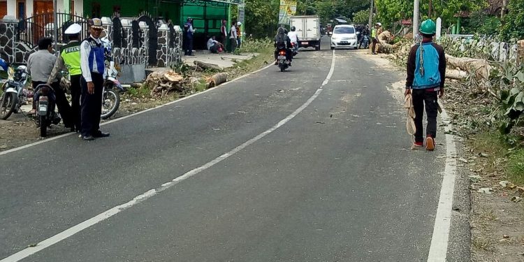 Polisi Amankan Pemasangan Kabel PLN Polisi Amankan Pemasangan Kabel PLN