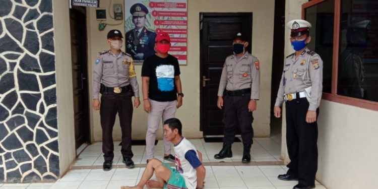 Cabuli Balita Tetangga, Kakek Suryana Kini Meringkuk di Kantor Polisi Cabuli Balita Tetangga, Kakek Suryana Kini Meringkuk di Kantor Polisi