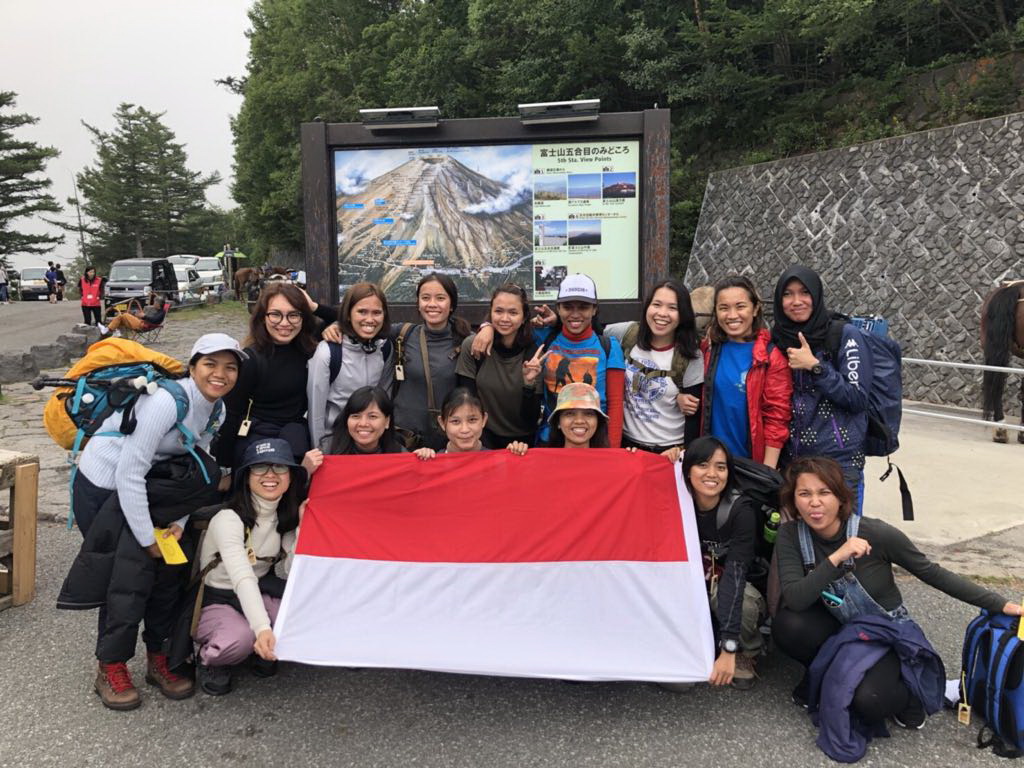 Elysa Sitanggang Kibarkan Merah Putih di Puncak Gunung Fuji