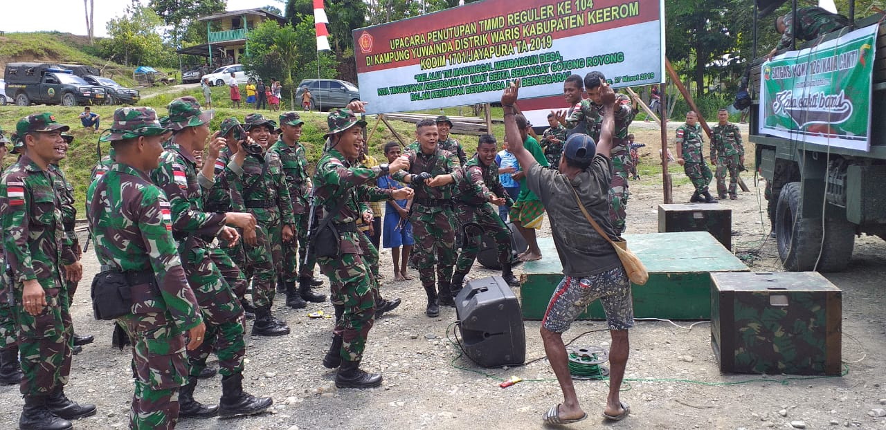 Kala Cakti Band Yonif 126 Mengibur Warga dan Bagikan Bingkisan di Papua Kala Cakti Band Yonif 126 Mengibur Warga dan Bagikan Bingkisan di Papua