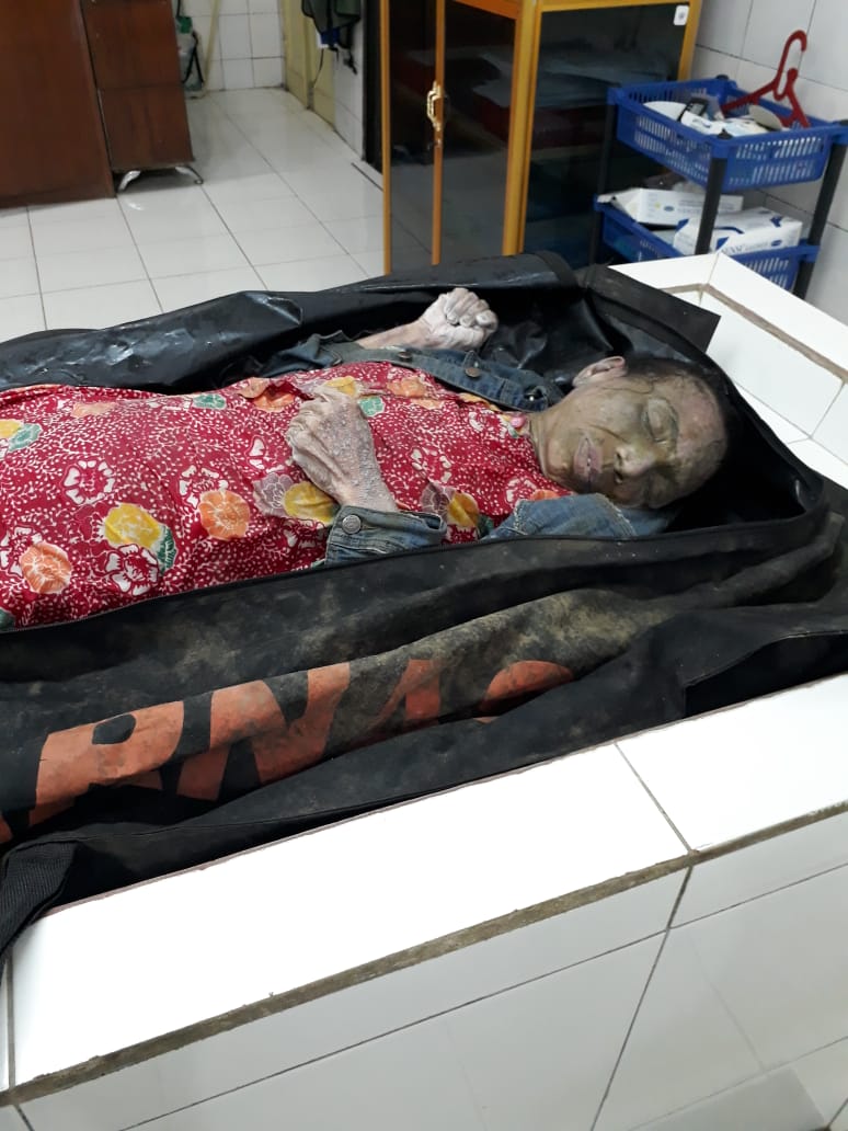 Mayat Wanita Tua Berjaket Jeans Mengambang di Pantai Parapat, Danau Toba Mayat Wanita Tua Berjaket Jeans Mengambang di Pantai Parapat, Danau Toba