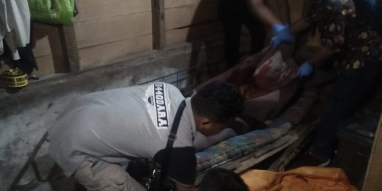 Arofona Harefa, Pria 64 Tahun Tewas dengan Leher Putus Dikampak Anak Kandungya Saat Tidur Arofona Harefa, Pria 64 Tahun Tewas dengan Leher Putus Dikampak Anak Kandungya Saat Tidur