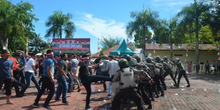 Polres Nias Bubarkan Kerusuhan dan Tembak 2 Provokator di Lokasi Kampanye Polres Nias Bubarkan Kerusuhan dan Tembak 2 Provokator di Lokasi Kampanye