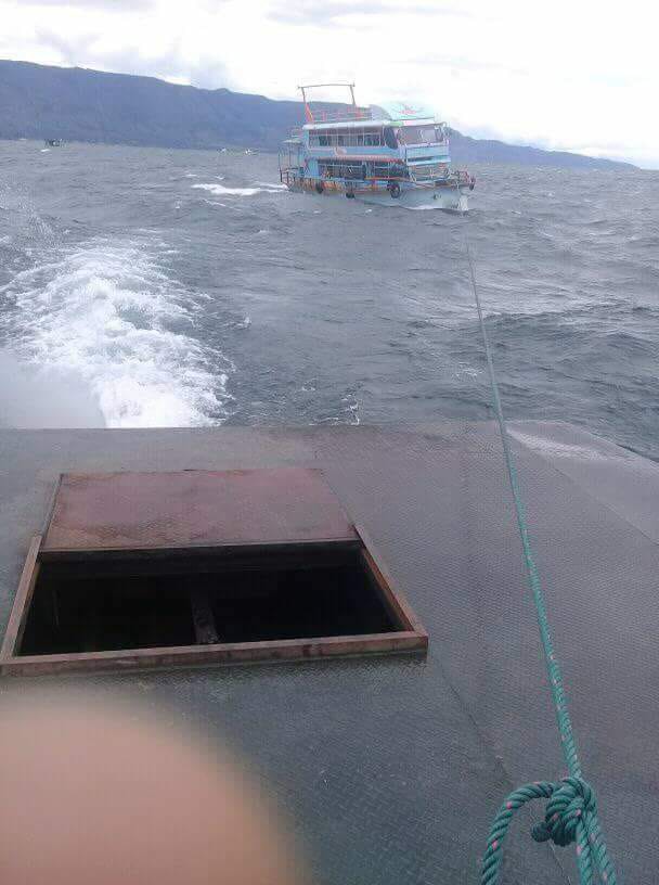 Bawa Penumpang dari Nainggolan, Kapal KM Roma Parsaulian Putus Kemudi di Tengah Danau Toba