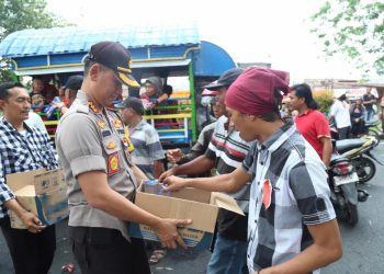 Kapolrerstabes Medan Bagikan Makanan dan Minuman kepada Pengunjukrasa