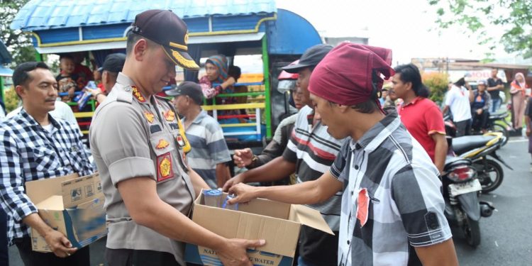 Kapolrerstabes Medan Bagikan Makanan dan Minuman kepada Pengunjukrasa