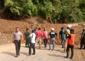 Kapolsek Parapat Himbau Pengendara Hati-hati, Potensi Longsor Susulan