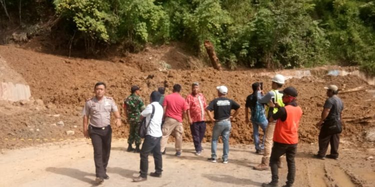 Kapolsek Parapat Himbau Pengendara Hati-hati, Potensi Longsor Susulan