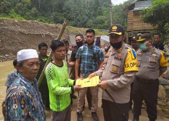 Kapolres Madina Berikan Bantuan Kepada Keluarga Korban Banjir di Desa Tanjung Medan