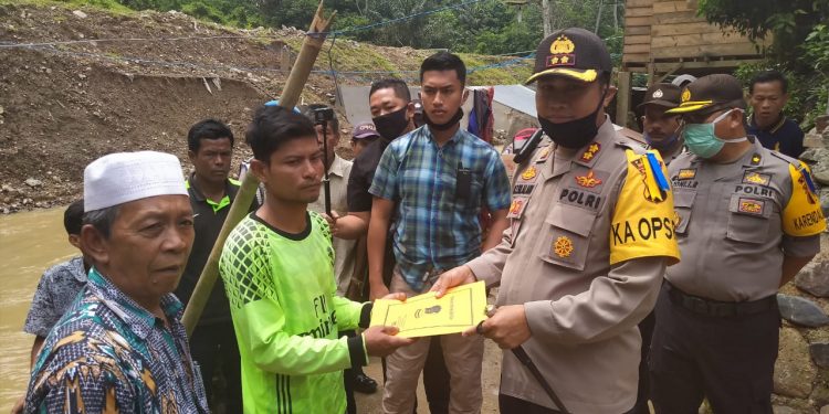 Kapolres Madina Berikan Bantuan Kepada Keluarga Korban Banjir di Desa Tanjung Medan