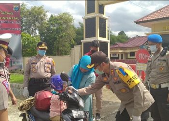 Kapolres Bagikan Masker Kepada Pengendara yang Melintasi dari Polres Madina