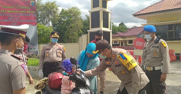 Kapolres Bagikan Masker Kepada Pengendara yang Melintasi dari Polres Madina