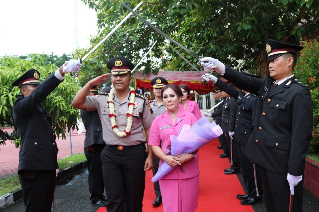 Isak Tangis Warnai Pisah Sambut dan Farewell Parade Kapolres Nias AKBP Erwin Horja Sinaga Isak Tangis Warnai Pisah Sambut dan Farewell Parade Kapolres Nias AKBP Erwin Horja Sinaga