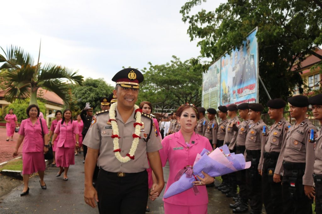 Isak Tangis Warnai Pisah Sambut dan Farewell Parade Kapolres Nias AKBP Erwin Horja Sinaga Isak Tangis Warnai Pisah Sambut dan Farewell Parade Kapolres Nias AKBP Erwin Horja Sinaga