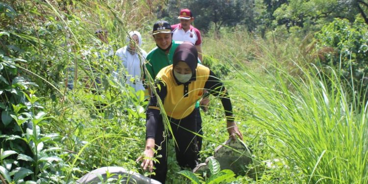 Video AKBP Juliani Prihartini Mengamuk, Sejumlah Lapak Narkoba di Pinggiran Sungai Dirubuhkan
