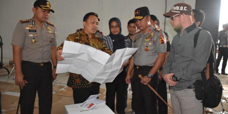 Kapolda Jabar dan Kapolres Bogor Cek Kotak dan Surat Suara Pemilu 2019