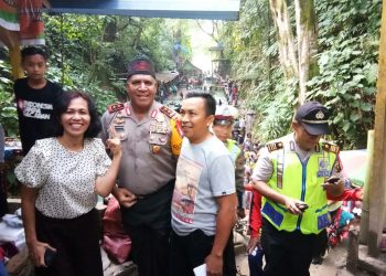 Naik Heli, Kapolda Tiba Di Sidamanik dan Kunjungi Bah Manik