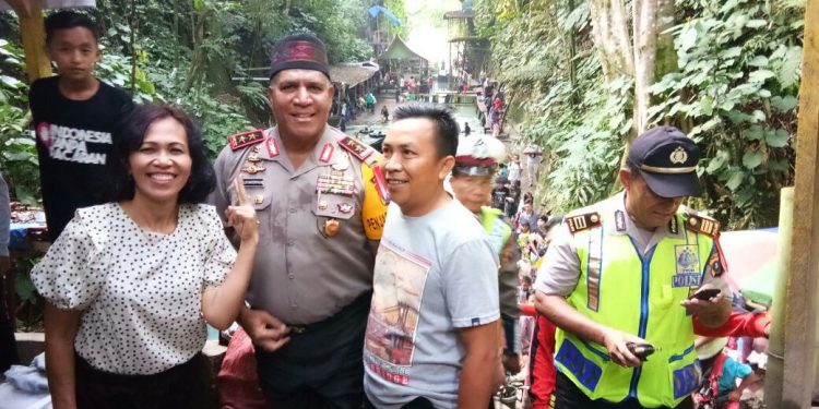 Naik Heli, Kapolda Tiba Di Sidamanik dan Kunjungi Bah Manik