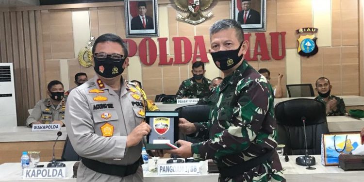 Pangdam I/BB Mayjen TNI Irwansyah dan Kapolda Riau Irjen Pol Agung Setya Imam Effendi Bahas Covid-19 dan Kebakaran Hutan Pangdam I/BB Mayjen TNI Irwansyah dan Kapolda Riau Irjen Pol Agung Setya Imam Effendi Bahas Covid-19 dan Kebakaran Hutan