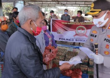 Kapolres Simalungun Berikan Bantuan Kepada 8 Keluarga Korban Kebakaran di Kecamatan Purba