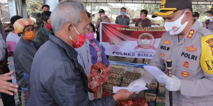Kapolres Simalungun Berikan Bantuan Kepada 8 Keluarga Korban Kebakaran di Kecamatan Purba Kapolres Simalungun Berikan Bantuan Kepada 8 Keluarga Korban Kebakaran di Kecamatan Purba