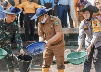 Dorong Ketahanan Pangan, Kapolres dan Walikota Padangsidimpuan serta Forkopimda Panen Ikan