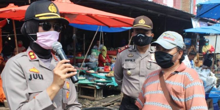 AKBP Juliani Prihatini Pimpin Penyemprotan Disinfektan Skala Besar di Padangsidempuan AKBP Juliani Prihatini Pimpin Penyemprotan Disinfektan Skala Besar di Padangsidempuan