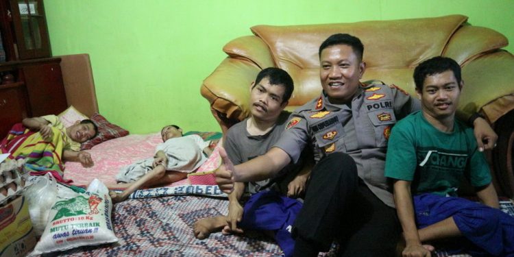 Kapolres Simalungun Semangati Empat Bersaudara Lumpuh Sejak Lahir Kapolres Simalungun Semangati Empat Bersaudara Lumpuh Sejak Lahir