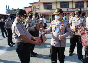 Kapolres Pematangsiantar Bagikan Masker di Mako