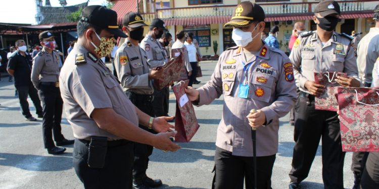 Kapolres Pematangsiantar Bagikan Masker di Mako Kapolres Pematangsiantar Bagikan Masker di Mako