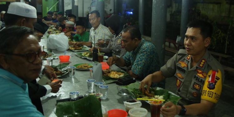 Kapolrestabes Medan Buka Puasa Bersama Anak Panti Darul Aitam