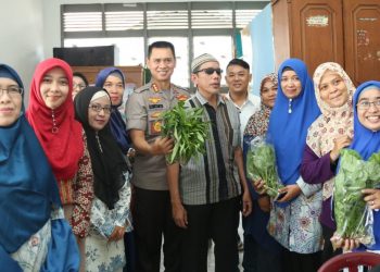 Kapolrestabes Medan Sampaikan Bantuan Sembako kepada Tuna Netra