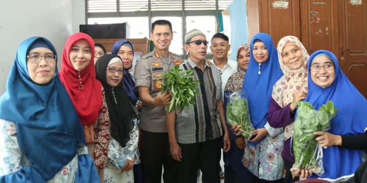 Kapolrestabes Medan Sampaikan Bantuan Sembako kepada Tuna Netra Kapolrestabes Medan Sampaikan Bantuan Sembako kepada Tuna Netra