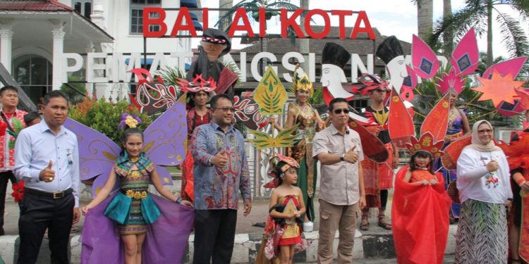 Usai Lepas Karnaval Parade Busana, Walikota Tantang Wartawan