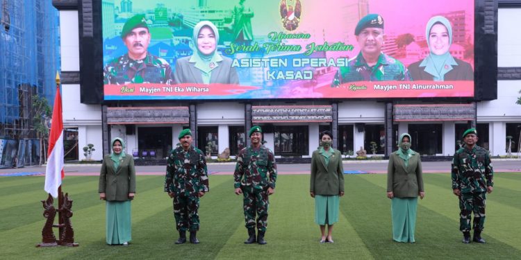 Kasad Pimpin Sertijab Empat Pejabat TNI AD Kasad Pimpin Sertijab Empat Pejabat TNI AD