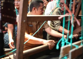 Walikota Siantar Bercengkrama dengan Penenun Saat Resmikan Galeri Ulos